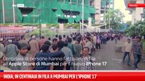 India, in centinaia in fila a Mumbai per l’iPhone 17