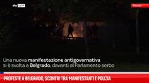 Proteste a Belgrado, scontri tra manifestanti e polizia