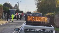 Incidente ad Arignano, scontro tra bus e auto: un morto