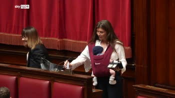 ERROR! Montecitorio, per la prima volta una deputata allatta il neonato in Aula