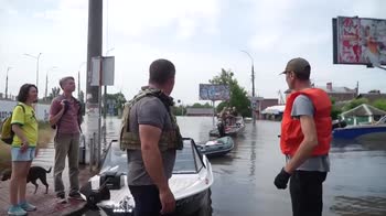 Ucraina, Zelensky visita le zone inondate di Kherson