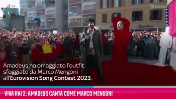 VIDEO Viva Rai 2, Amadeus canta come Marco Mengoni