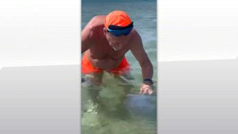 Vasco Rossi gioca con una medusa nel mare della Puglia VIDEO