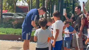 Zaniolo si ferma con i ragazzi per firmare gli autografi