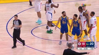 NBA, la reazione di Steph Curry gli costa un fallo tecnico