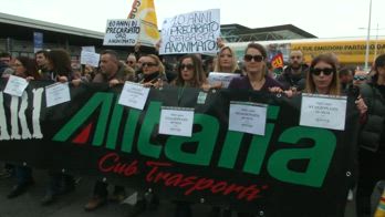 Licenziamenti Alitalia, avvio delle procedure per 2.723 dipendenti