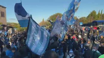 Lazio, tifosi a Formello prima della partenza per Milano