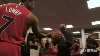 NBA, Lowry consegna a Scariolo pallone della vittoria