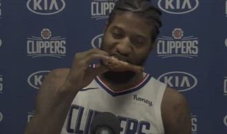 NBA, Paul George mangia pollo fritto durante intervista