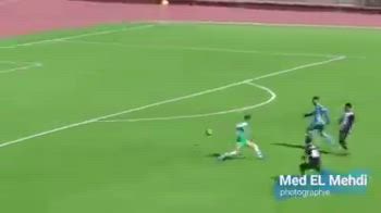 Raccattapalle salva un gol, succede in Algeria