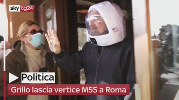 Vertice M5s, Beppe Grillo esce con casco spaziale