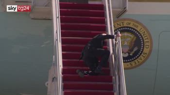 Biden inciampa salendo sull'Air Force One. VIDEO