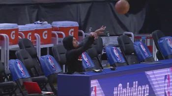 NBA, Trae Young segna seduto dalla panchina