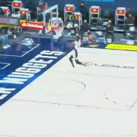 NBA, Terrence Ross prova la windmill, si schianta sul ferro