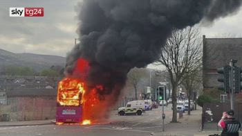 Belfast, tensioni e scontri tra protestanti e polizia