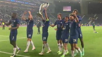 chelsea champions giocatori sotto curva tifosi