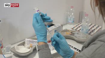 Recordi di vaccini, l'Italia si tinge di bianco