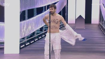 22:22 canta il suo non linguaggio nel suo inedito “Sick”