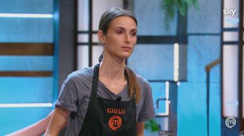 Giulia deve lasciare la cucina di MasterChef 11