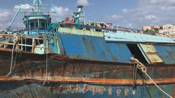 Lampedusa, barche dei migranti diventano strumenti musicali