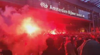 Ajax, atmosfera bollente fuori dallo stadio