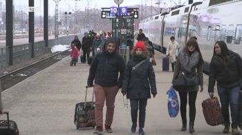 Guerra in Ucraina, l'ultimo treno dalla russia alla Ffinlandia. Russi in fuga