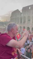 Mourinho festeggia sul pullman della Roma