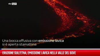 Eruzione sull'Etna, emissione lavica nella Valle del Bove