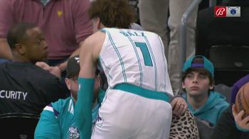 NBA, LaMelo Ball si infortuna scontrandosi con un tifoso