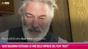 VIDEO Alec Baldwin festeggia la fine delle riprese di "Rust