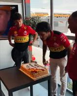 f1 compleanno sainz torta ferrari