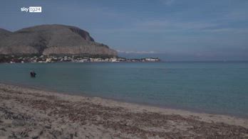 Palermo, a Mondello tradizionale tuffo di Capodanno