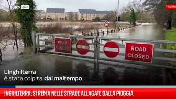 Inghilterra, si rema nelle strade allagate dalla pioggia