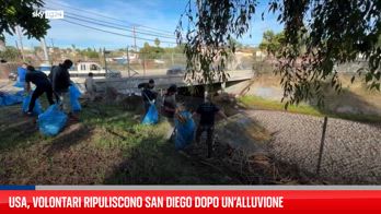 Usa, volontari ripuliscono San Diego dopo un’alluvione