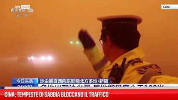 Cina, tempeste di sabbia bloccano il traffico