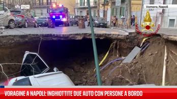 Napoli, si apre voragine in strada: auto con due persone finisce inghiottita