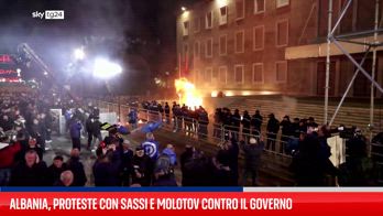 Albania, proteste contro il governo a Tirana: scontri e lancio di molotov