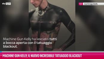 VIDEO Machine Gun Kelly, il nuovo tatuaggio blackout