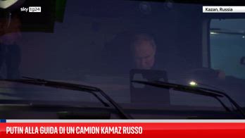 Putin alla guida di un camion Kamaz russo