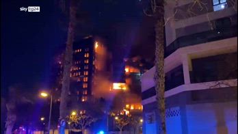 Valencia, incendio devasta grattacielo di 14 piani, diversi feriti