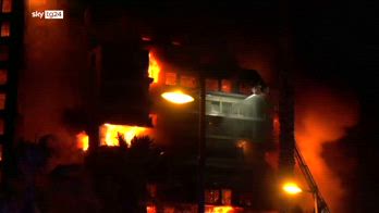 Palazzo in fiamme a Valencia, decine di feriti