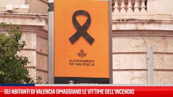 Gli abitanti di Valencia omaggiano le vittime dell?incendio