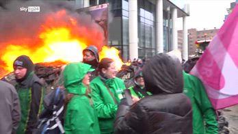Protesta dei trattori, roghi in centro a Bruxelles