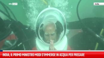 India, il primo ministro Modi s’immerge in acqua per pregare