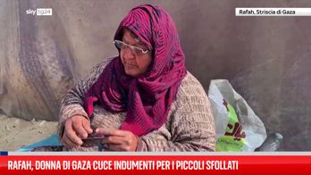 A Rafah donna crea capi a maglia per i bimbi sfollati