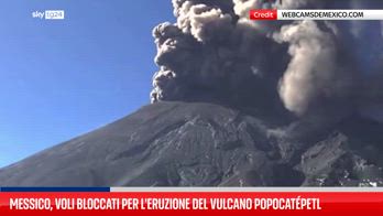 Messico, colonna di fumo dal vulcano Popocatepetl