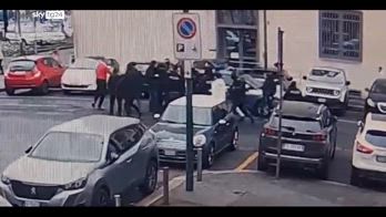 Asalto a volante davanti a Questura Torino: IL VIDEO