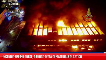 Incendio nel Milanese, a fuoco ditta di materiale plastico