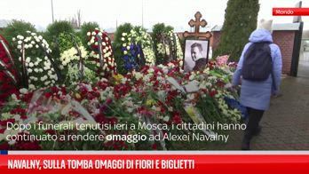 Fiori deposti sulla tomba di Navalny il giorno dopo il funerale