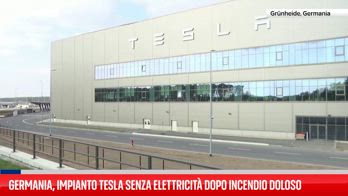 Impianto Tesla in Germania senza elettricit� dopo un incendio doloso